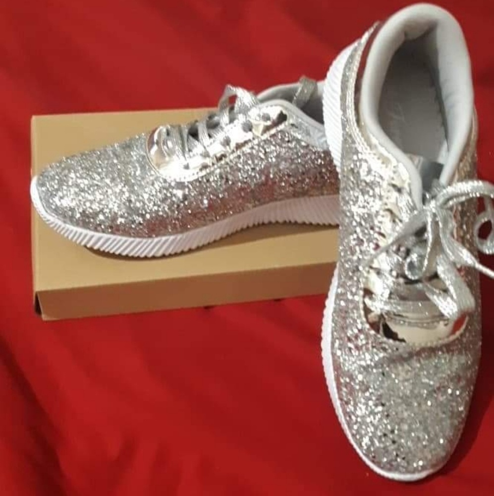 Tennis shoes